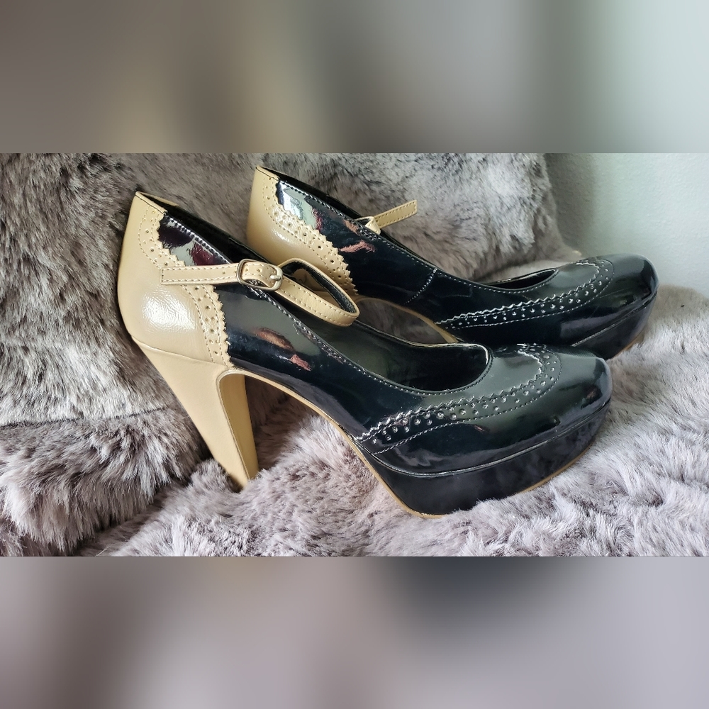 Two tone pin up style patent leather heels